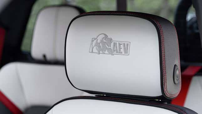 Una foto del logo de AEV en los asientos. 